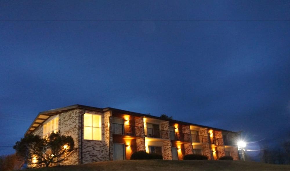 Travelodge By Wyndham Уайтевилл Экстерьер фото