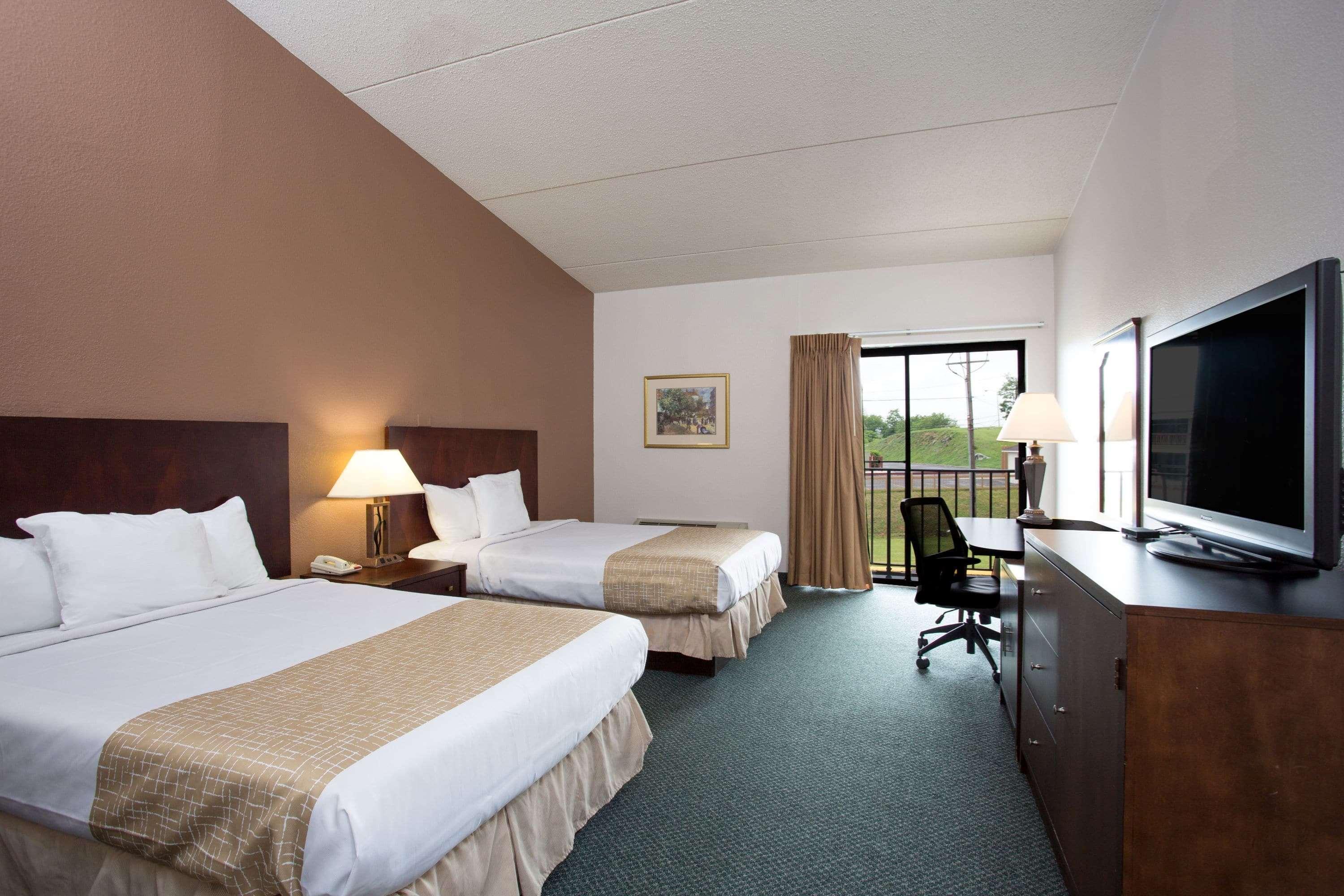 Travelodge By Wyndham Уайтевилл Экстерьер фото