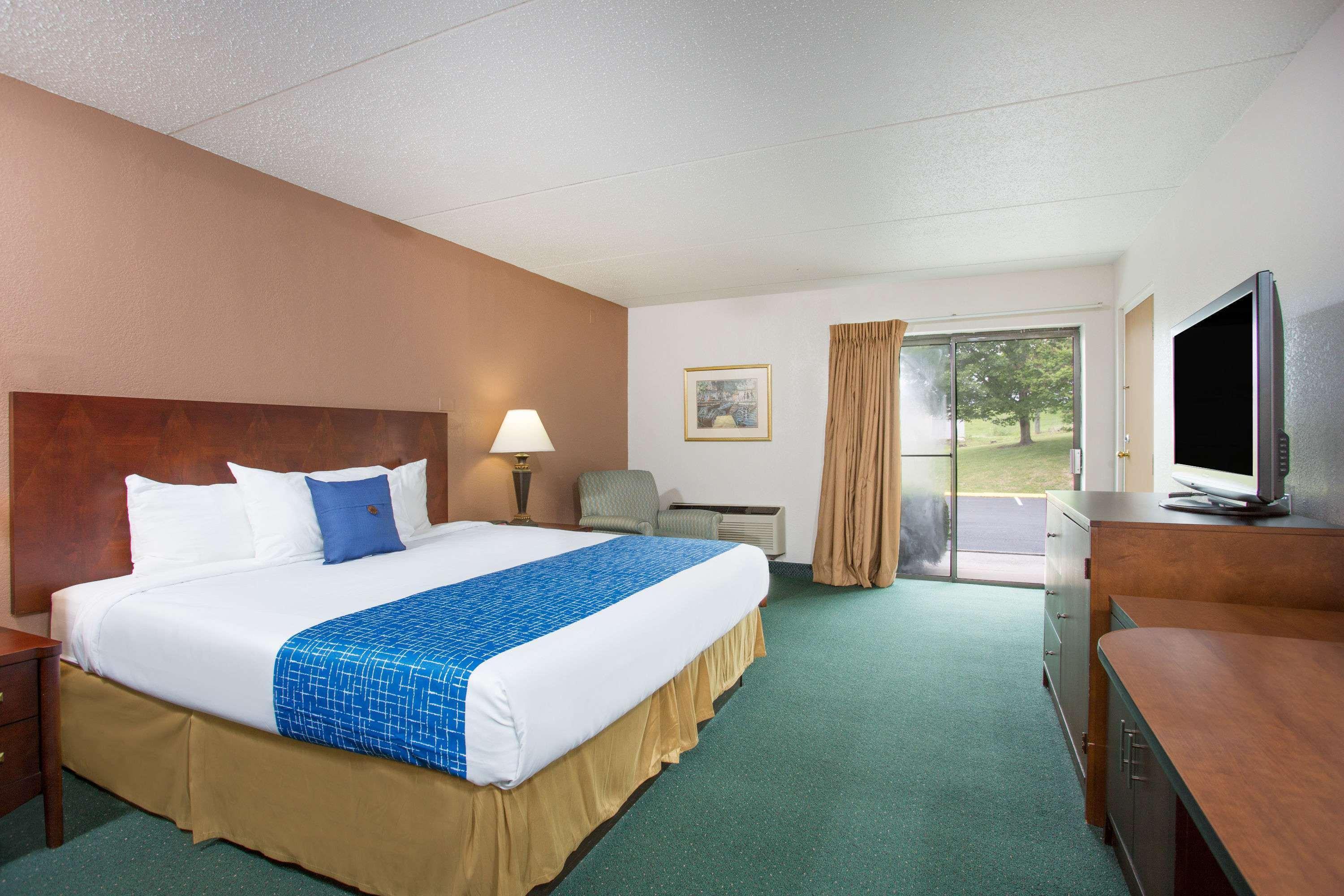 Travelodge By Wyndham Уайтевилл Экстерьер фото