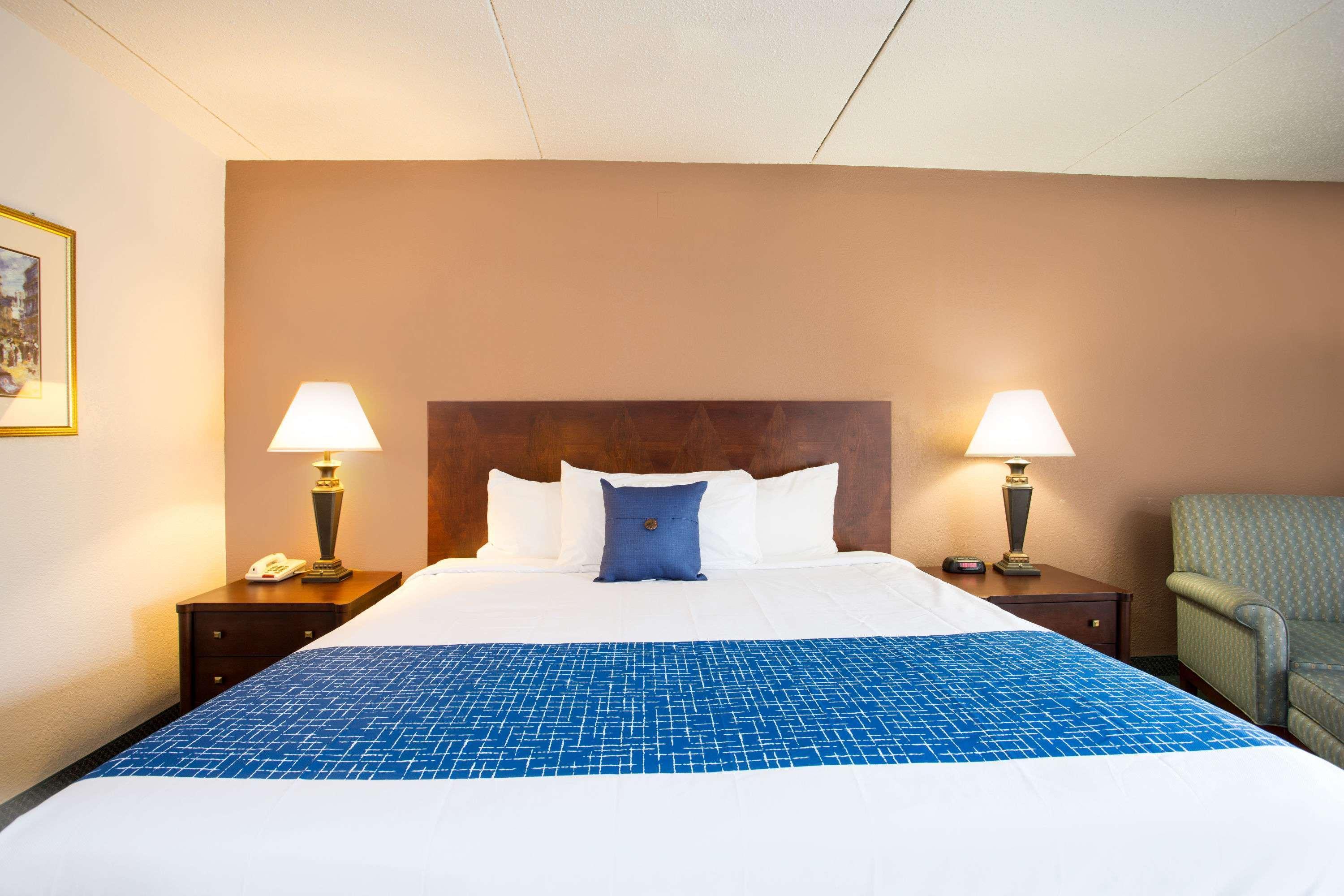 Travelodge By Wyndham Уайтевилл Экстерьер фото