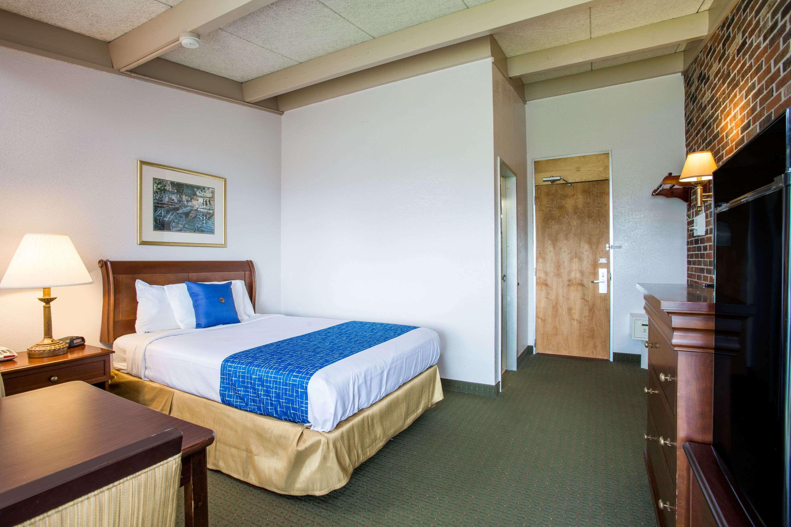 Travelodge By Wyndham Уайтевилл Экстерьер фото
